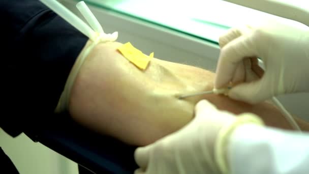 Συλλογή Αίματος Εισαγωγή Της Βελόνας Στη Φλέβα Του Αιμοδότη — Αρχείο Βίντεο