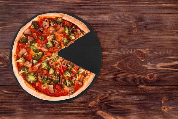 Pizza Com Legumes Vegetarianos Sem Fatia Parte Inferior Ardósia Mesa — Fotografia de Stock