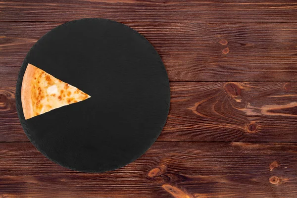 一块披萨 五块芝士在石板底部 在木制桌子上 顶部视图 文字的空间 — 图库照片