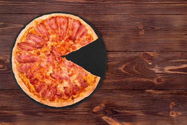 Pizza Becon Bez Plasterka Dole Łupka Drewnianym Stole Widok Góry — Zdjęcie stockowe