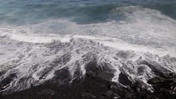 Ondas Água Mar Vêm Abundantemente Para Costa Que Lava Rochas — Vídeo de Stock