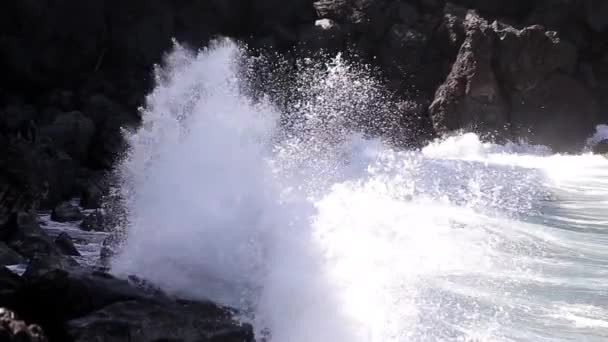 Ondas Água Mar Atingiram Abundantemente Penhascos Rochosos Fundo Mar Som — Vídeo de Stock