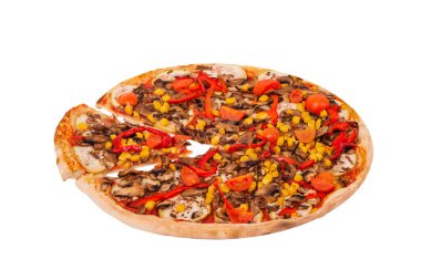 Kesme yolu ve açı görüşü olan beyaz arkaplanda izole edilmiş pizza. Mantarlı İtalyan pizzası, mısır, kiraz domatesi, kabak ve dolmalık biber veya vejetaryen pizza.