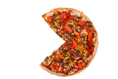 Kesme yolu ve üst manzarası olan beyaz arka planda 25 sentlik izolasyonsuz lezzetli pizza. Mantarlı pizza, mısır, vişneli domates, kabak ve dolmalık biber veya vejetaryen pizza.