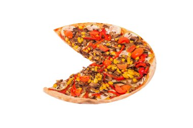 Mantarlı pizza, mısır, vişneli domates, kabak ve dolmalık biber veya vejetaryen pizza. Beyaz arka planda, açı görünümünde 25 sentlik izolasyonsuz lezzetli pizza.