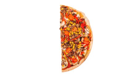 Kesme yolu olan beyaz arka planda izole edilmiş yarım pizza, üst manzara. Mantarlı pizza, mısır, vişneli domates, kabak ve dolmalık biber veya vejetaryen pizza.