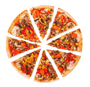Mantarlı, mısırlı, kiraz domatesli, kabaklı ve dolmalık biberli ya da sebzeli vejetaryen pizzalı lezzetli pizza. Kesme yolu, üst görünümü ile beyaz arkaplanda izole edilmiş dilimlenmiş pizza