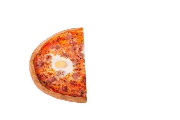牛肉のソーセージとおいしいピザ 卵とベーコンやブランチピザ 白い背景にクリッピングパス 角度表示で隔離されたピザの半分 — ストック写真