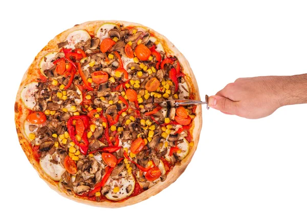 Man Hand Met Een Pizzasnijder Sneed Pizza Geïsoleerd Witte Achtergrond — Stockfoto