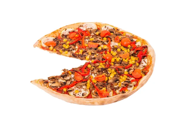 Mantarlı pizza, mısır, vişneli domates, kabak ve dolmalık biber veya vejetaryen pizza. İtalyan kesimi pizza beyaz arka plan, açı görünümü izole bir dilim olmadan