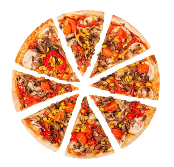 Mantarlı, mısırlı, kiraz domatesli, kabaklı ve dolmalık biberli ya da sebzeli vejetaryen pizzalı lezzetli pizza. Kesme yolu, üst görünümü ile beyaz arkaplanda izole edilmiş dilimlenmiş pizza