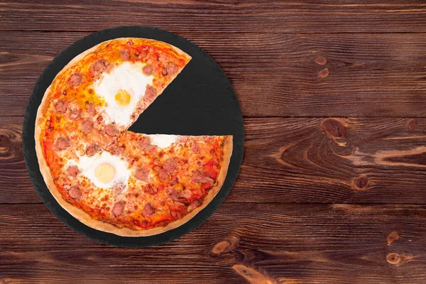 Пицца Говяжьими Сосисками Яйцами Беконом Единого Ломтика Сланцевом Черном Блюде — стоковое фото