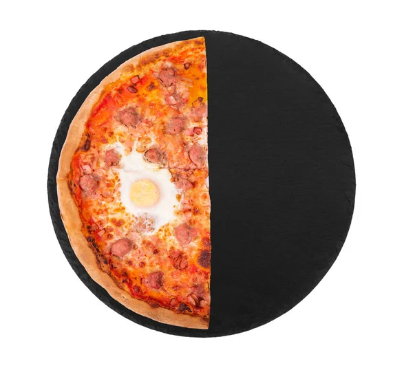 Die Hälfte Der Leckeren Pizza Mit Rindfleischwürsten Eiern Und Speck — Stockfoto