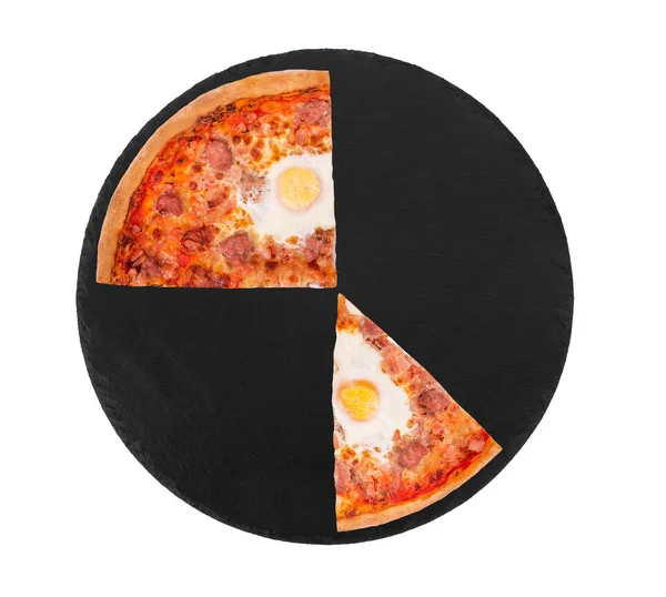 Eine Viertel Und Eine Scheibe Leckere Pizza Mit Rindfleischwürsten Eiern — Stockfoto
