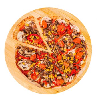 Mantarlı, mısırlı, kirazlı domatesli, kabaklı ve dolma biberli pizza, ahşap bir tabakta kesilmiş, beyaz arka planda izole edilmiş, üst manzaralı.