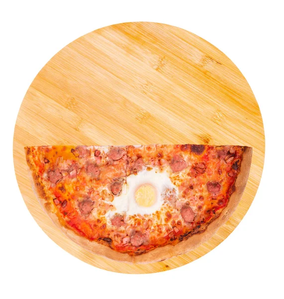 Polovina Chutné Pizzy Hovězími Klobásami Vajíčky Slaninou Kulatém Dřevěném Podnose — Stock fotografie