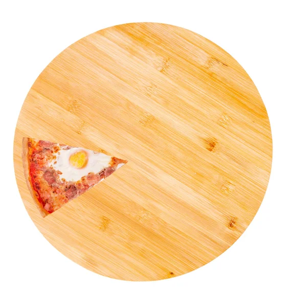 Una Fetta Deliziosa Pizza Con Salsicce Manzo Uova Pancetta Piatto — Foto Stock