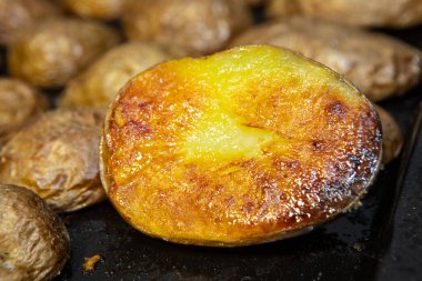 Lezzetli fırında pişmiş yarım patates, yakın çekim.
