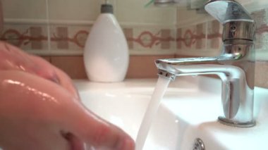 Düzgün el yıkama. Musluğu katı sabunla yıkıyorum..