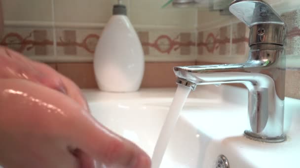 Richtiges Händewaschen Hände Waschen Den Wasserhahn Mit Fester Seife — Stockvideo