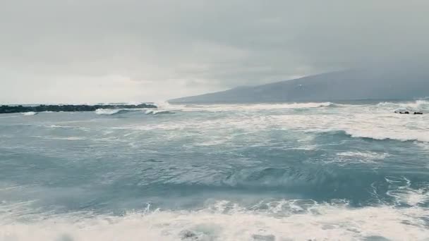 Волны Морской Водой Изобилии Идут Берегу Звук Морских Волн — стоковое видео
