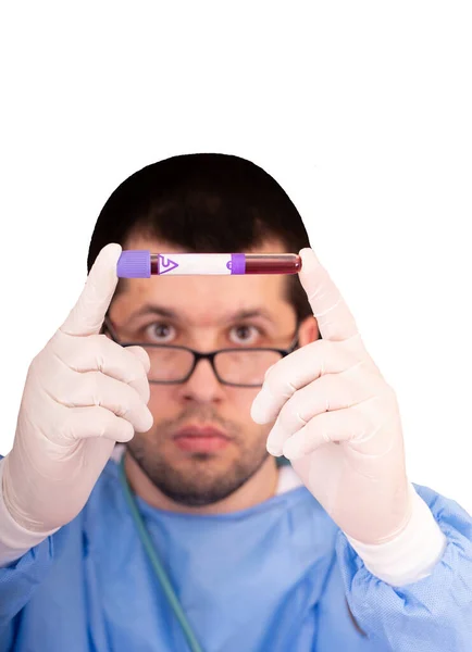 Covid Fertőzött Vérminta Orvos Kezében Lévő Kémcsőben Coronavirus Kutató Laboratóriumban — Stock Fotó