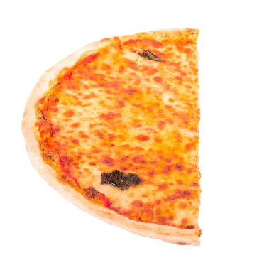 Mozzarella, bocconcini ve fesleğen yapraklı lezzetli pizza veya pizza margherita. Pizzanın yarısı kırpma yolu ve açı görünümlü beyaz arka planda izole edilmiş