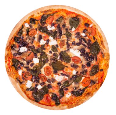 Mozzarella, feta, vişneli domates, ıspanak, mantar ve kalamata zeytinli tam pizza. Kesme yolu ve üst görünümü olan beyaz arkaplanda izole edilmiş İtalyan lezzetli pizzası