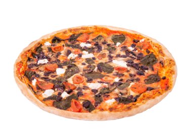 Mozzarella, feta, vişneli domates, ıspanak, mantar ve kalamata zeytinli pizza. Kesme yolu ve açı görünümlü beyaz arkaplanda izole edilmiş İtalyan lezzetli pizzası