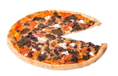 İtalyan pizzası mozzarella, feta, vişneli domates, ıspanak, mantar ve kalamata zeytinli. Pizzayı beyaz arkaplan ve açı açısından izole edilmiş bir dilim olmadan kes