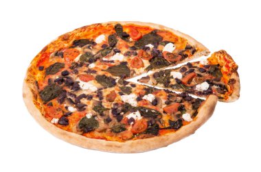 Mozarella, feta, vişneli domates, ıspanak, mantar ve kalamata zeytinli lezzetli pizza, beyaz arka planda biraz izole edilmiş, açı manzaralı.