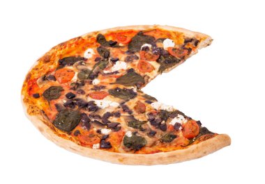 İtalyan pizzası mozzarella, feta, kiraz domatesleri, ıspanak, mantar ve kalamata zeytinli, beyaz arka planda çeyrek izole edilmemiş, kırpma yolu, açı manzaralı.