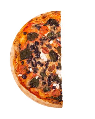 Pizzanın yarısı beyaz arka planda izole edilmiş ve kırpma yolu, üst manzara. Mozzarella, feta, vişneli domates, ıspanak, mantar ve kalamata zeytinli lezzetli pizza.