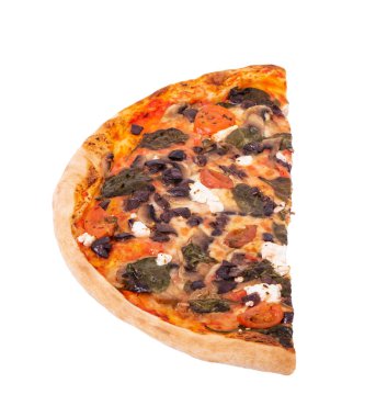 Mozarella, feta, vişneli domates, ıspanak, mantar ve kalamata zeytinli lezzetli pizza. Pizzanın yarısı kırpma yolu ve açı görünümlü beyaz arka planda izole edilmiş