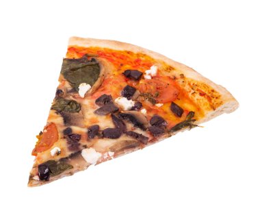 Mozarella, feta, vişne domatesleri, ıspanak, mantar ve kalamata zeytinli leziz bir pizza dilimi kesme yolu ve açı görüşlü beyaz arkaplanda izole edilmiş.