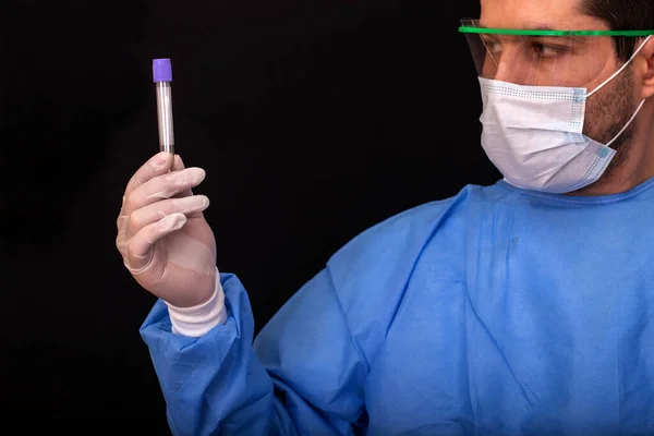 Dokter Laboratorium Memegang Tangannya Tabung Berisi Sampel Swab Yang Telah — Stok Foto