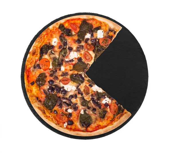 Lekkere Pizza Met Kerstomaten Spinazie Mozzarella Feta Kalamata Olijf Champignons — Stockfoto