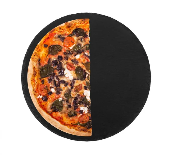 Helft Van Pizza Met Kerstomaten Spinazie Mozzarella Feta Kalamata Olijven — Stockfoto