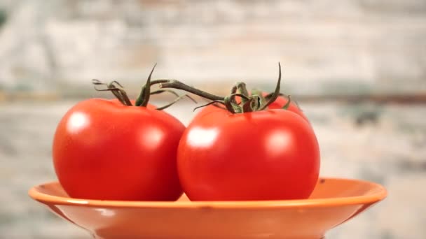 Pohled Zblízka Tři Rajčata Sedící Talíři Čerstvá Zdravá Zelenina — Stock video