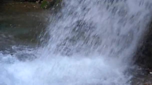 Διαρροή Νερού Από Τον Καταρράκτη Στη Λίμνη Ήχος Του Τρεχούμενου — Αρχείο Βίντεο