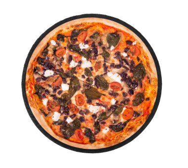 Çeri domatesli tam pizza, ıspanak, mozzarella, feta, kalamata zeytin ve mantarlar yuvarlak tabakta, beyaz arka planda kırpma yolu ile izole edilmiş, üst manzara