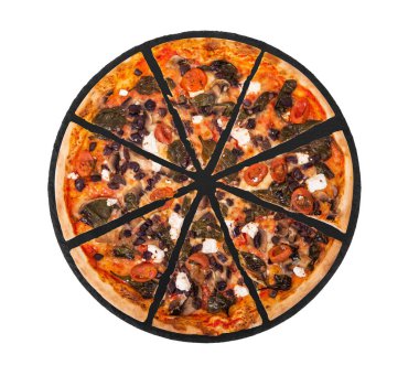 Kiraz domatesli dilimlenmiş pizza, ıspanak, mozzarella, feta, kalamata zeytin ve mantarlar beyaz arka planda izole edilmiş, üst manzaralı.