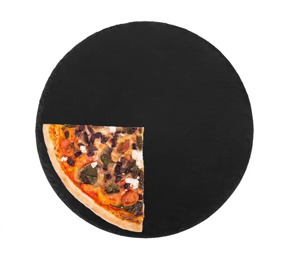 Sfert Din Pizza Delicioasă Roșii Cherry Spanac Mozzarella Feta Măsline — Fotografie, imagine de stoc