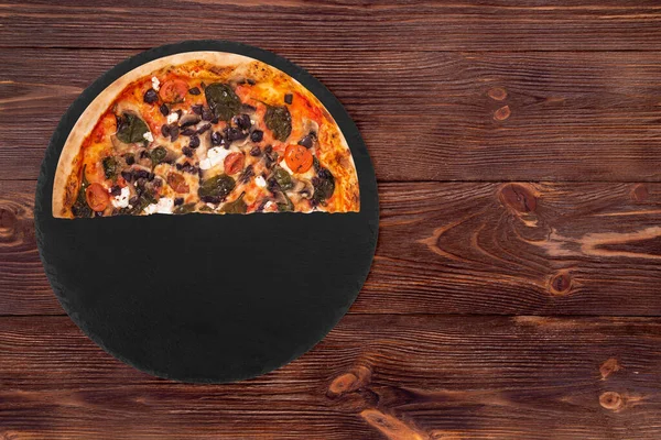 Eine Halbe Pizza Mit Kirschtomaten Spinat Mozzarella Feta Kalamata Oliven — Stockfoto