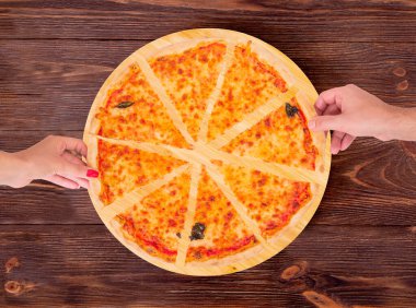 Gıda konsepti - mozzarella, bocconcini ve fesleğen yapraklı margherita pizzasını ahşap kırsal masa, üst manzara