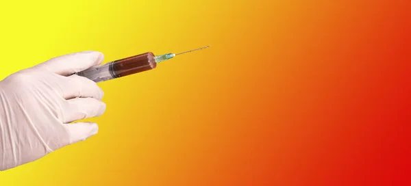 Médico Com Luvas Descartáveis Segura Seringa Vacina Usada Para Vacinação — Fotografia de Stock