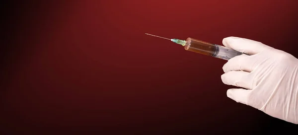 Mão Médico Luva Descartável Segura Seringa Vacina Usada Para Imunização — Fotografia de Stock