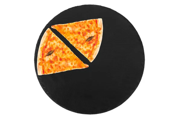 Dwa Kawałki Pizzy Margherita Mozzarellą Bocconcini Liści Bazylii Czarnym Talerzu — Zdjęcie stockowe
