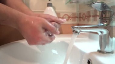 Düzgün el yıkama. Musluğu katı sabunla yıkıyorum..