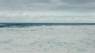 Deniz suyuyla dalgalar kıyıya doğru bol bol geliyor. Deniz suyu dalgalarının sesi..